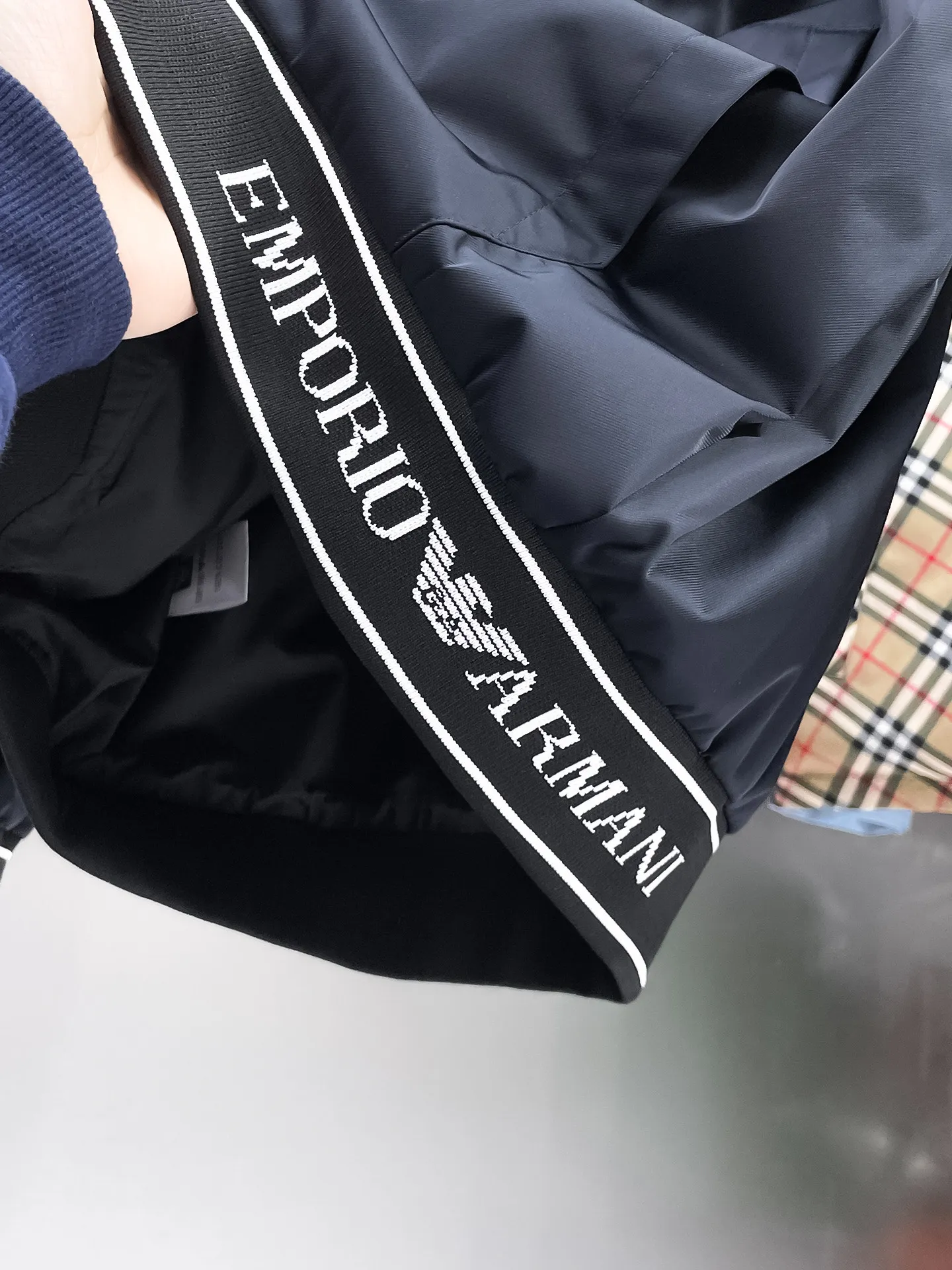 Armani official website Same Style, complete with three labels, on sale in advance! 2026 Autumn and Winter New Arrival men's jacket, Original three-label premium version! The custom-made fabric Breathable in the counter has high comfort, impeccable details, and brand element design concept, reflecting high quality. It feels delicate and soft! It presents a casual cut and the upper body shape is great! Sizes: M～3XL